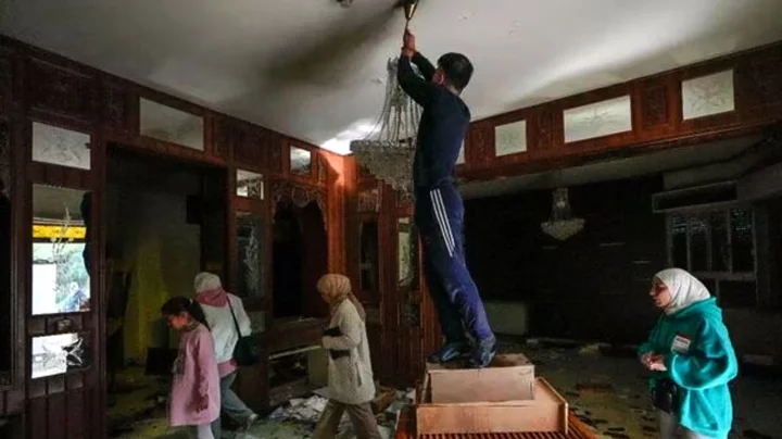 দেশ ছেড়ে পালানোর পর আসাদের বাসভবনে লুট